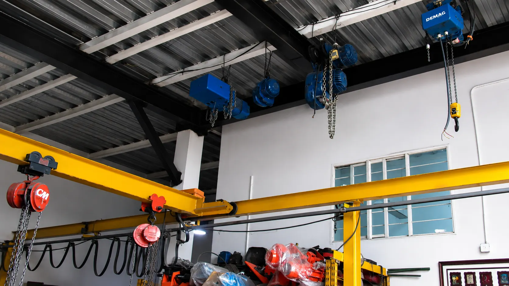 Instalación de polipastos eléctricos en taller industrial - Polipasto.net CDMX